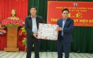 Phó bí thư thường trực huyện ủy Thường Xuân trao Huy hiệu đảng cho đảng viên Thị trấn
