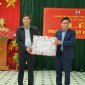 Phó bí thư thường trực huyện ủy Thường Xuân trao Huy hiệu đảng cho đảng viên Thị trấn